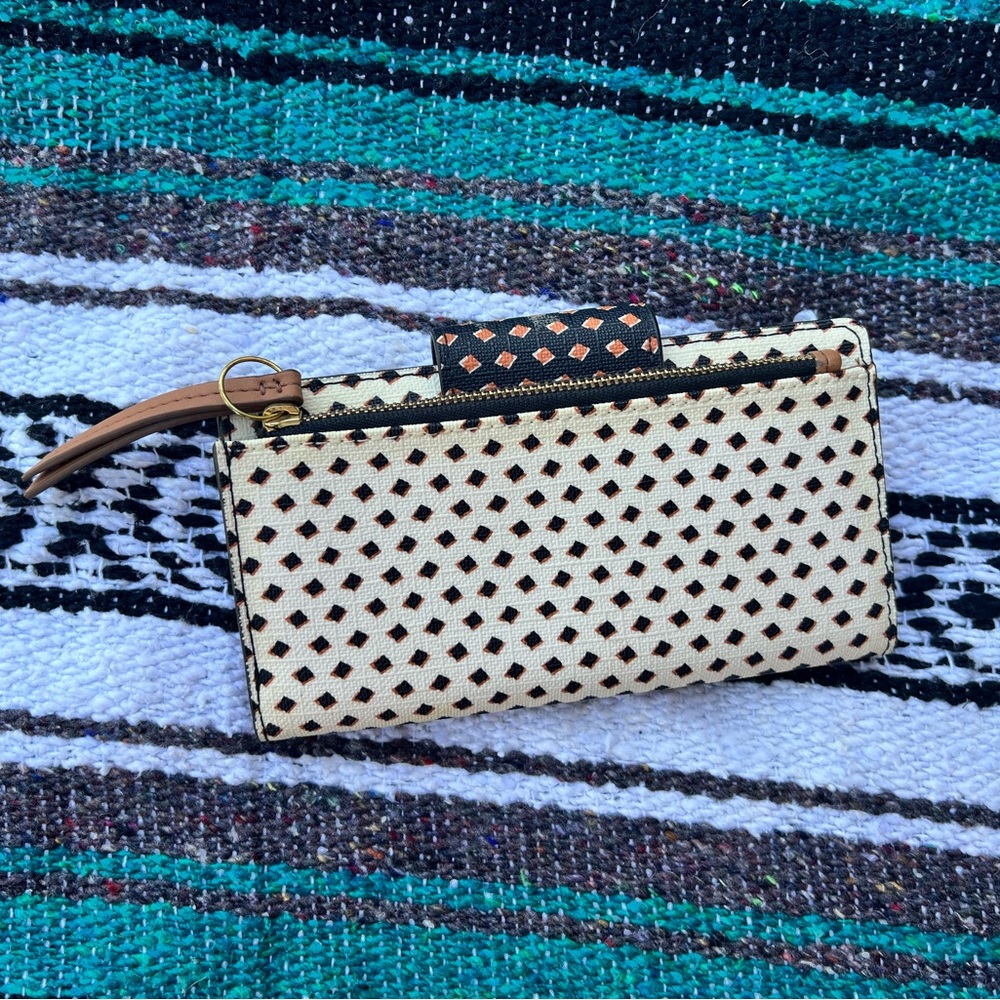 Fossil wallet with snap, brown, black and white!